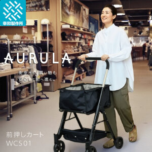 WCS01の前押しカートを使用して店内で買い物をする様子。前押しタイプのシルバーカーを使った歩行シーン。
